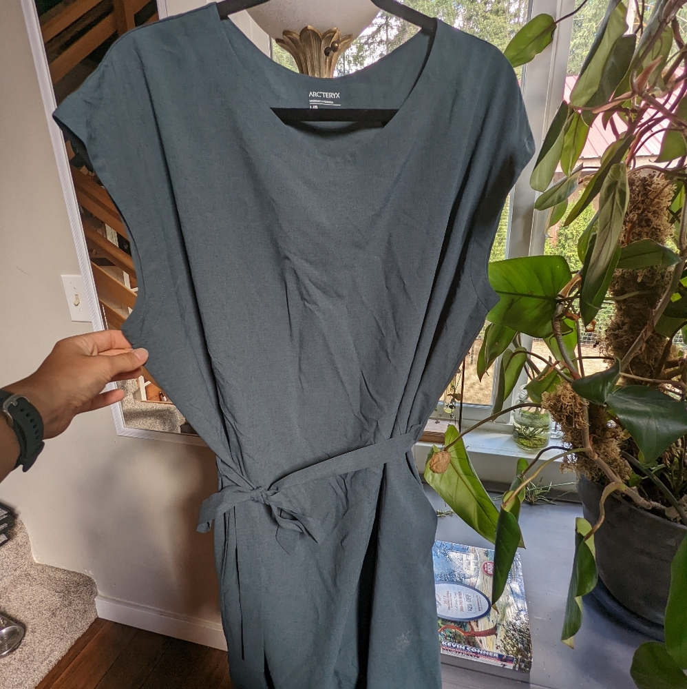 New Arc'teryx Contents quick dry shift tie dress